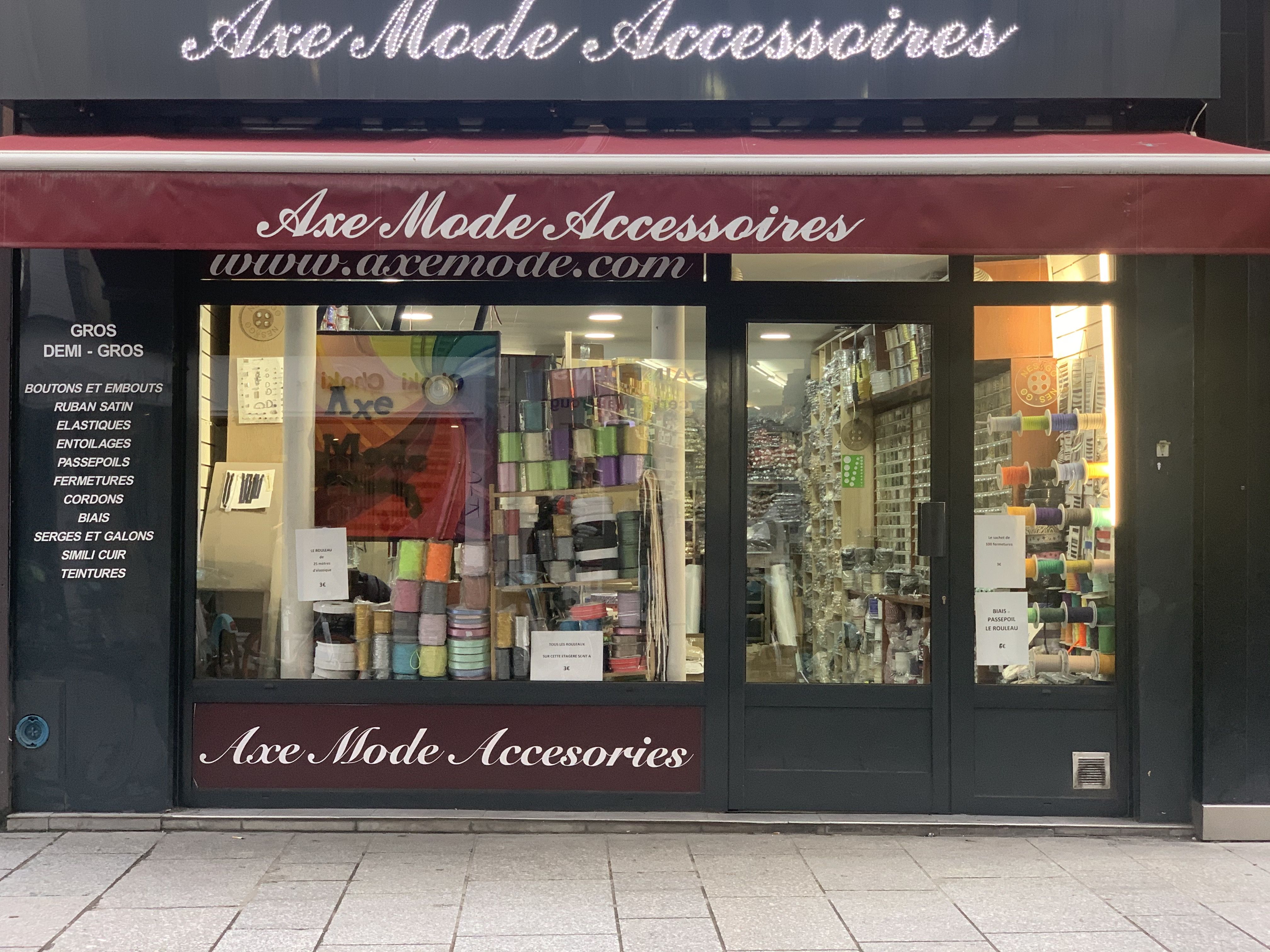Boutique Axe Mode Accessoires, rue Saint-Denis, Paris 2e Boutique Axe Mode Accessoires, rue Saint-Denis, Paris 2e